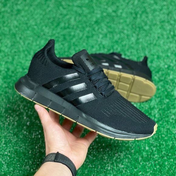 adidas Originals Shoes Adidas Originals Swift Run Low Top Mens Running Shoe Black Gum Db363